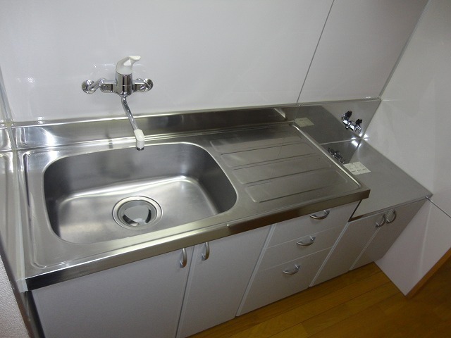 Kitchen. Two-burner gas stove can be installed