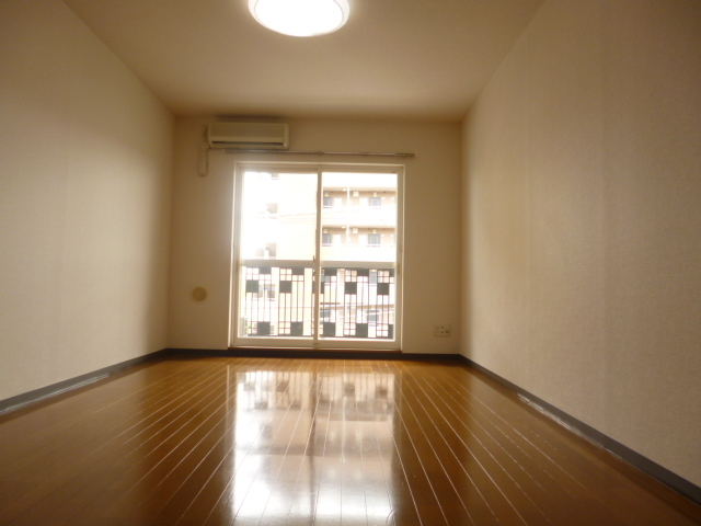 Living and room. About 9 Pledge widely and is a beautiful living