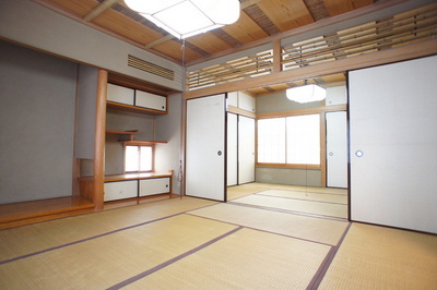 Living and room. You can rumbling in the tatami because there is a Japanese-style room.