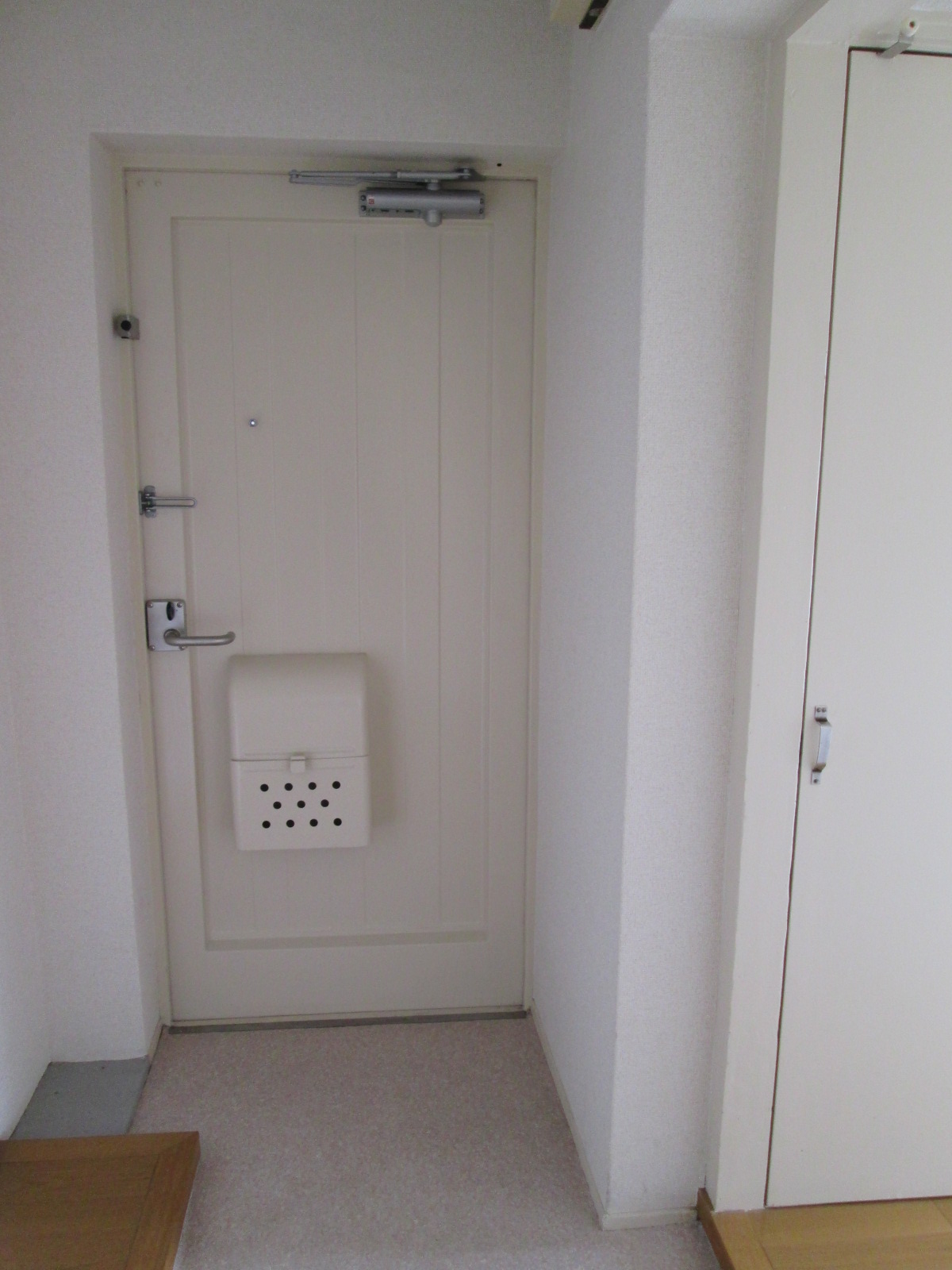 Receipt. Entrance and the entrance side storage