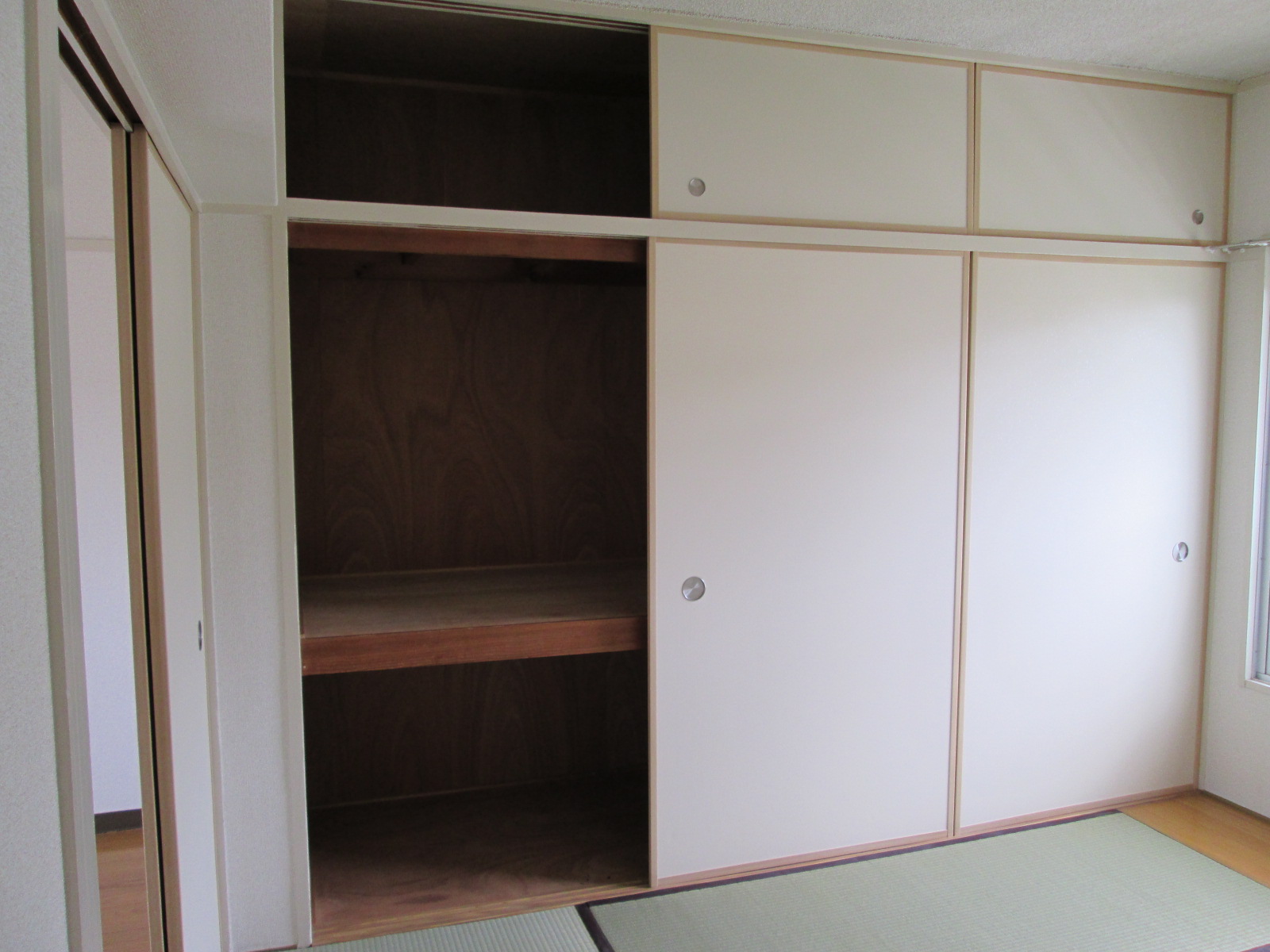 Receipt. Storage of plenty of Japanese-style room