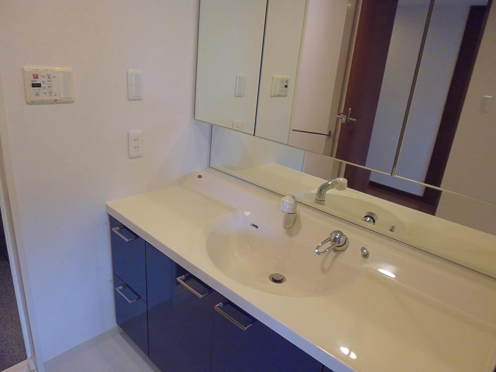 Wash basin, toilet