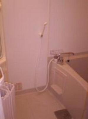 Bath. ● bathroom ●