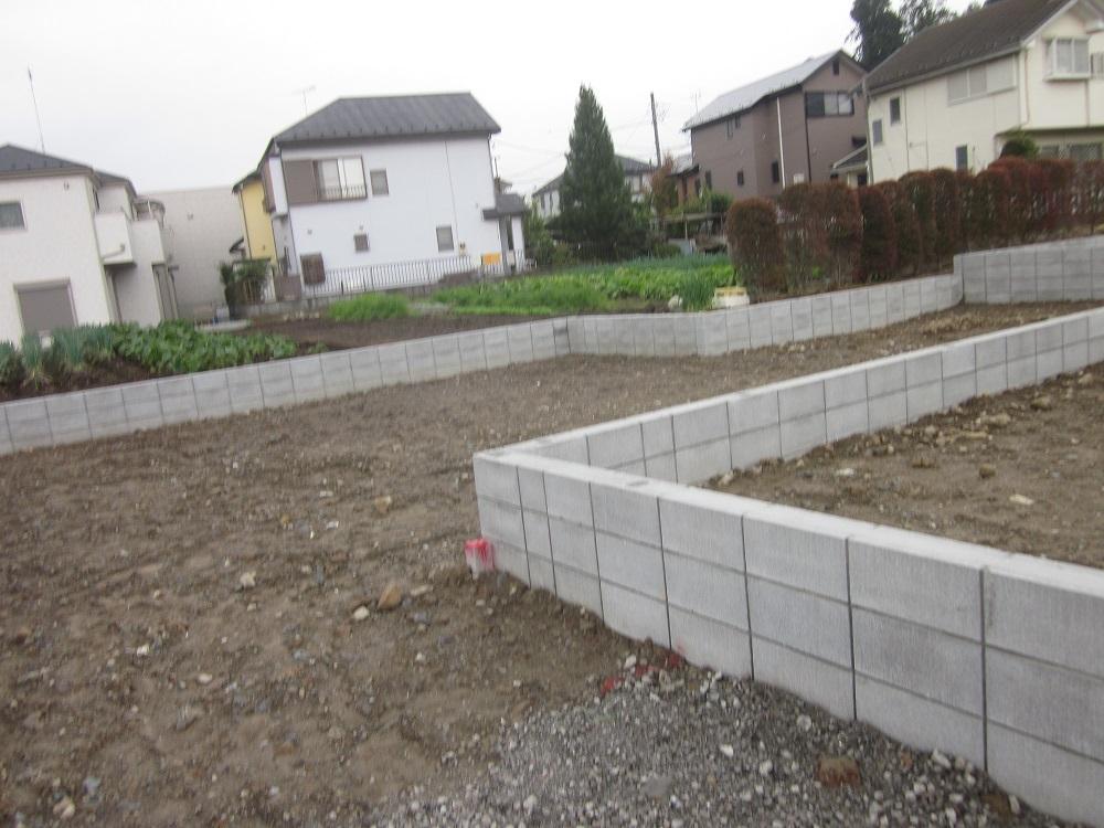 Local photos, including front road. Parking spaces two Allowed (one will be small cars)