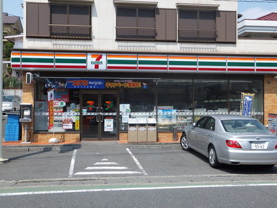 Convenience store. 600m to Seven-Eleven (convenience store)