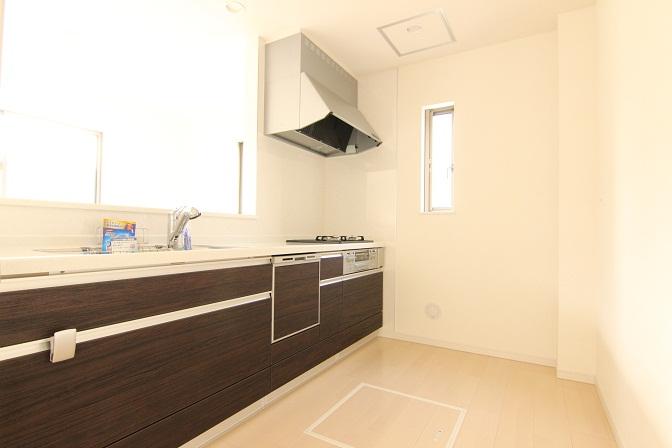 Kitchen. System kitchen It is with a dishwasher. 