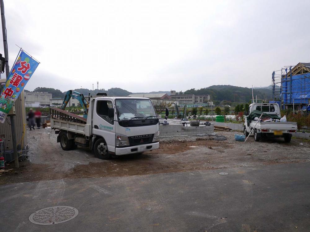Local appearance photo. It is also a good per sun on the south side Sakaigawa promenade. Two car spaces in the 150 sq m more than spacious grounds of the ~ There are three units.