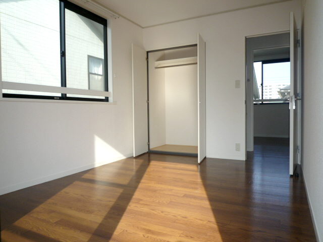 Living and room. 2F southwest side Western-style