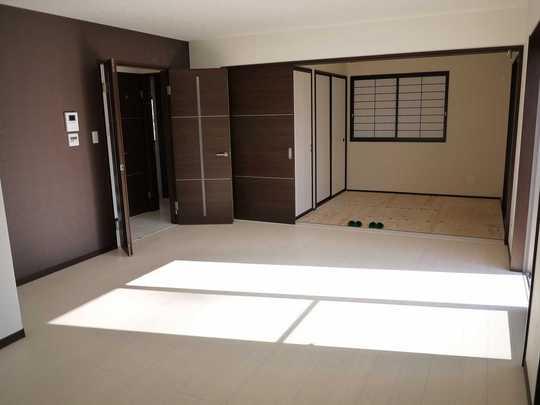 Same specifications photos (living). Shutters standard