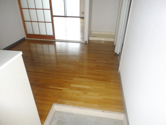 Entrance. Entrance neat with a shoebox