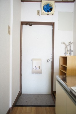 Entrance. Refreshing at any time is the entrance because there is a shoebox.