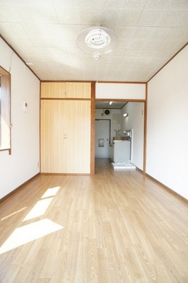 Living and room. Optimal size for students living alone, Enough space be placed bet