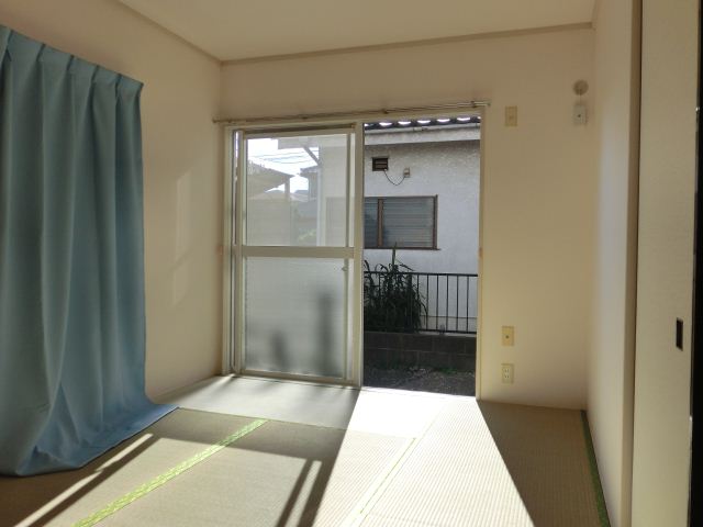 Living and room. It is a bright room