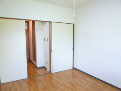 Living and room. Optimal size is to live alone, Enough space be placed bet