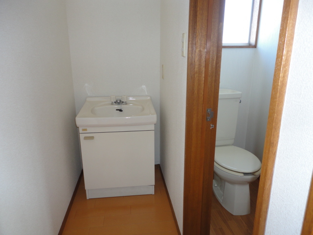 Toilet. 2F basin + toilet