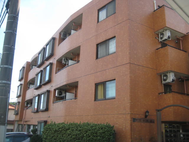 Building appearance. Red is a sturdy likely Mansion. 