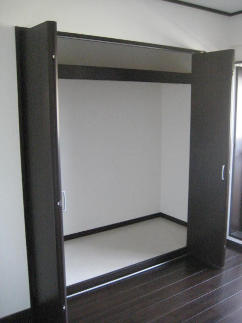 Receipt. Is a big closet equipped. 