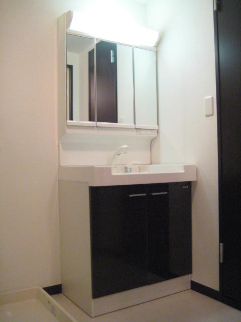 Washroom. Independent wash basin is shampoo dresser. 