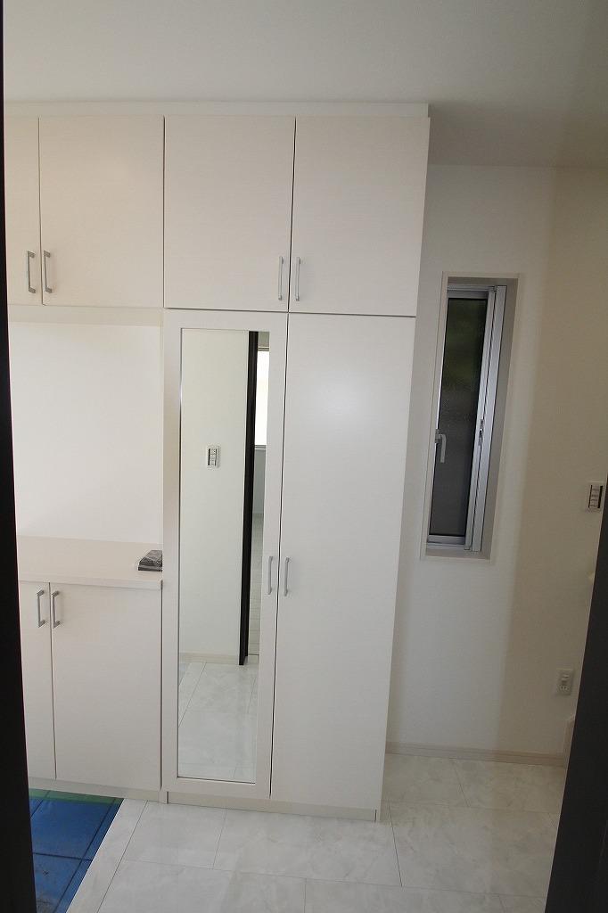 Entrance. Entrance (cupboard)