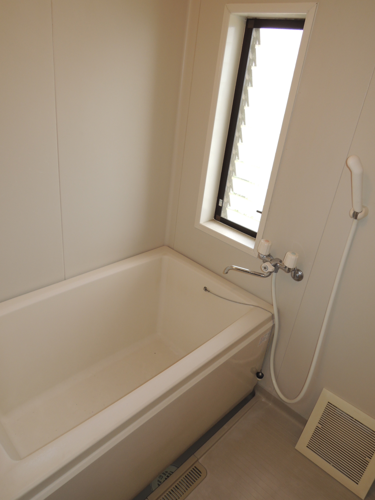 Bath. Ventilation window Yes