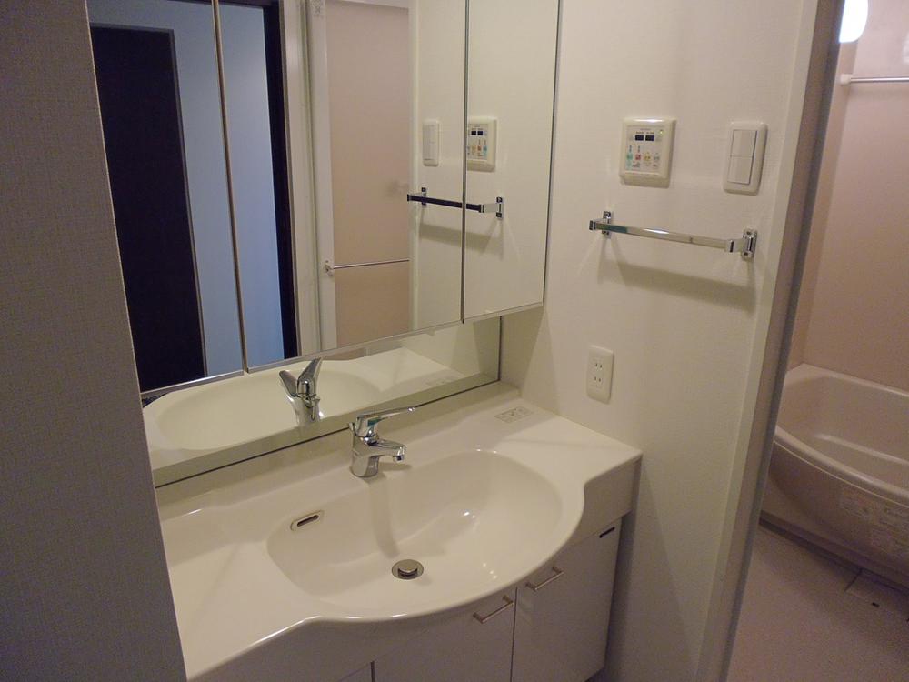 Wash basin, toilet