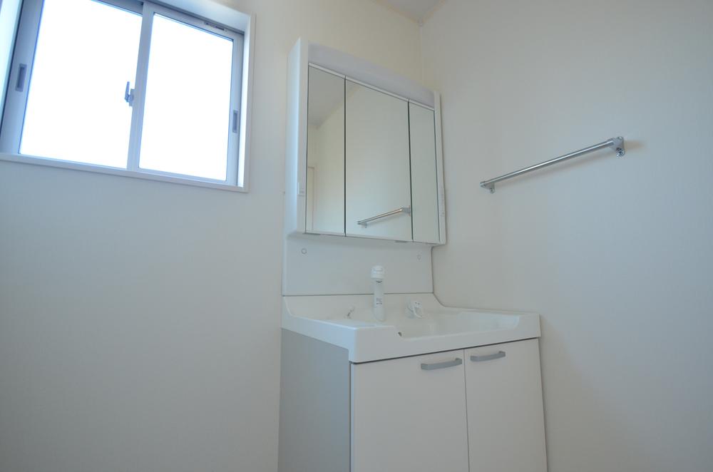 Wash basin, toilet. Indoor (12 May 2013) Shooting 6 Building