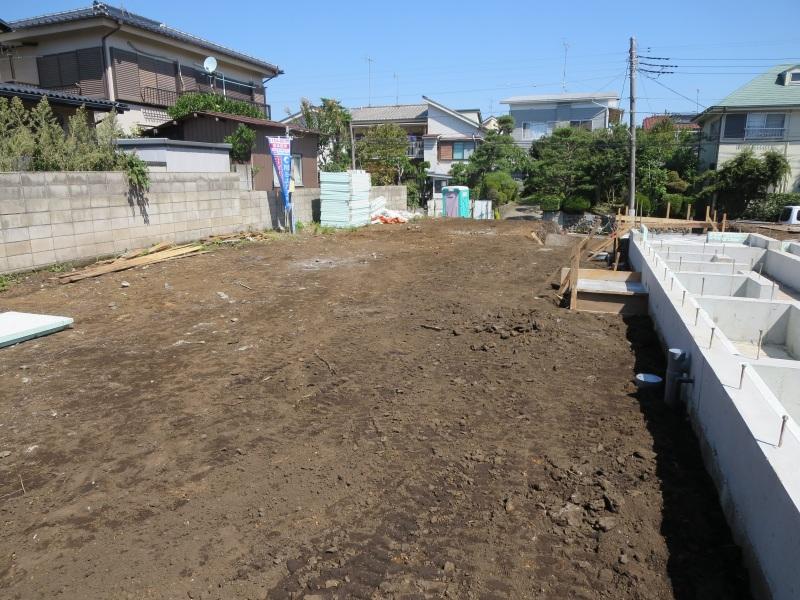Local land photo. It is less a quiet residential area of the car street.