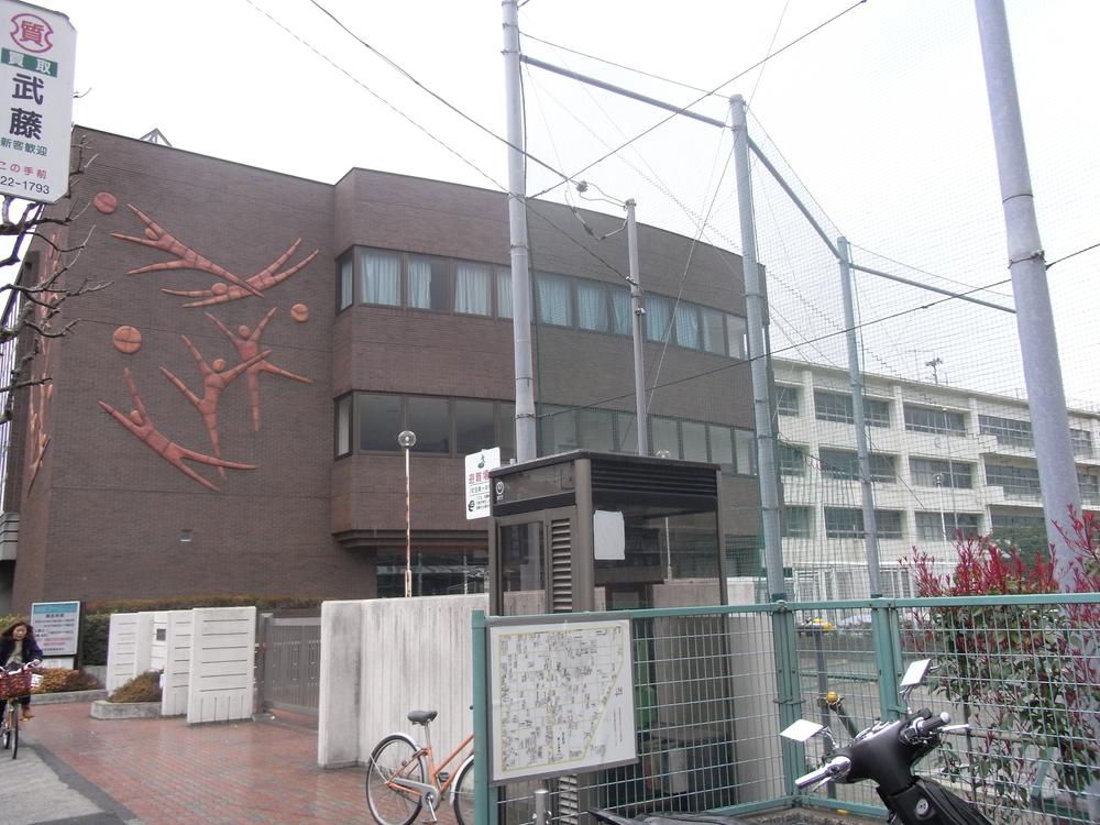 Junior high school. 550m until Machida first junior high school
