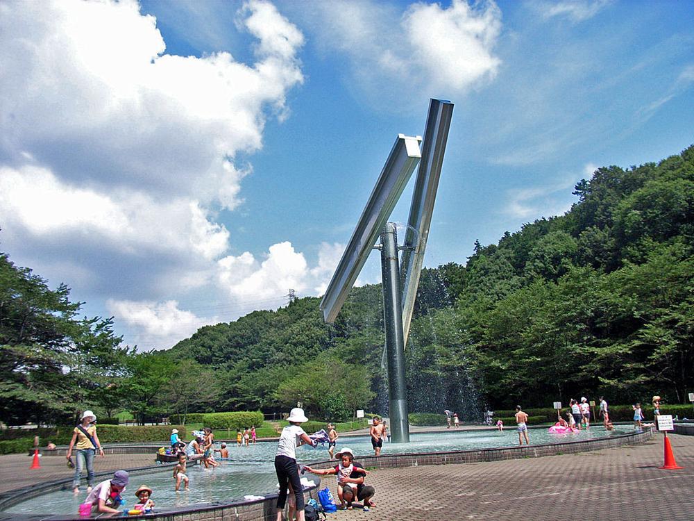 park. Seriketani is 430m water and the green of the moisture overflowing park to the park.