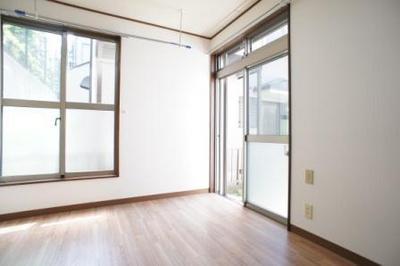 Living and room. Optimal size is to live alone, Enough space be placed bet