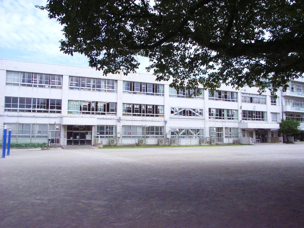 Primary school. 1100m to Machida third elementary school