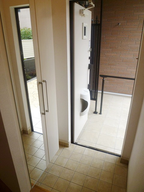 Entrance. Spacious entrance