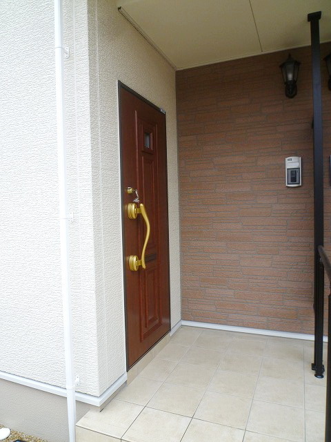 Entrance. Yes partition in between the entrance of the roof with the entrance next to the room
