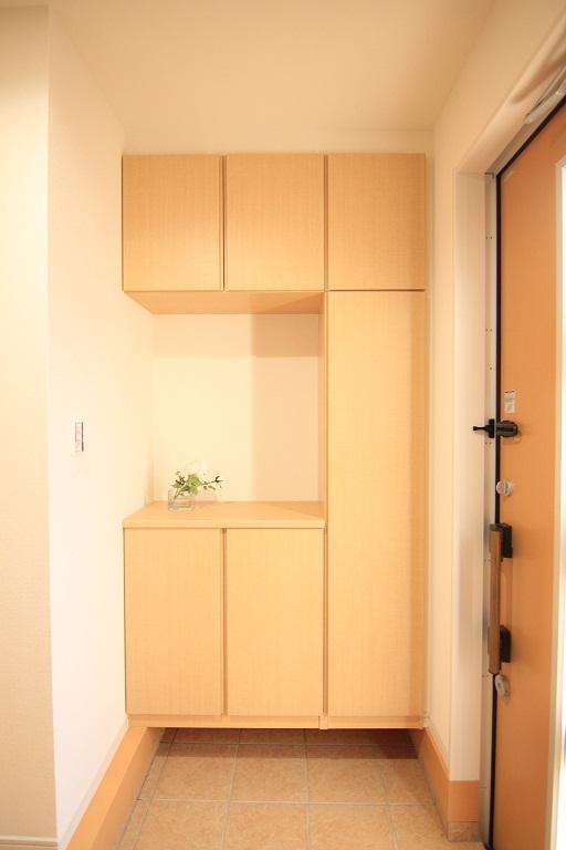 Entrance. Building 2 Entrance storage