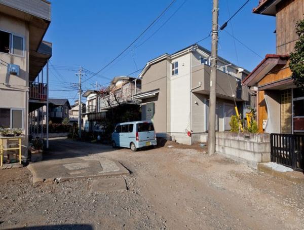 Local photos, including front road. Parking is easy! 