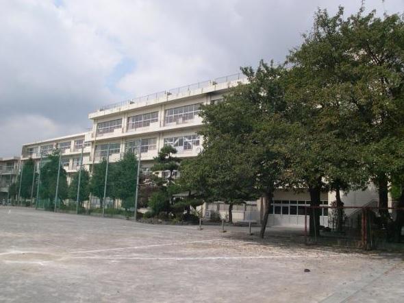 Junior high school. 450m to the south junior high school
