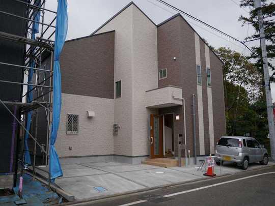 Local appearance photo. Good per sun on the southeast corner lot of a quiet residential area. It is also a good many living environment commercial facilities around.