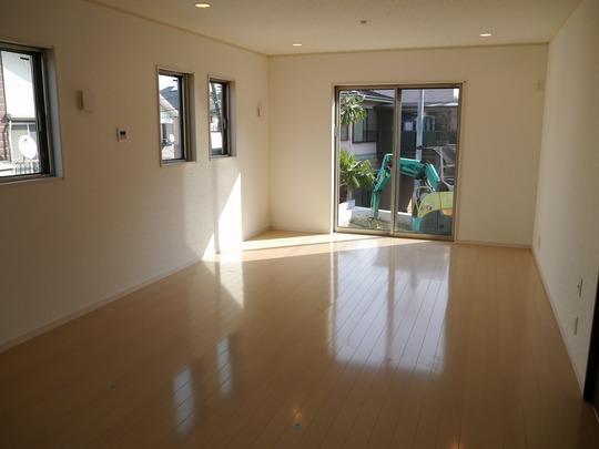 Living. Floor heating ・ With discharge windows electric shutter ・ With screen door