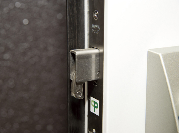 Other.  [Sickle-type dead bolt lock ・ Double lock lock] Since the bar double lock specification of strong sickle-type dead bolt lock to pry in such, It is effective in crime prevention measures.