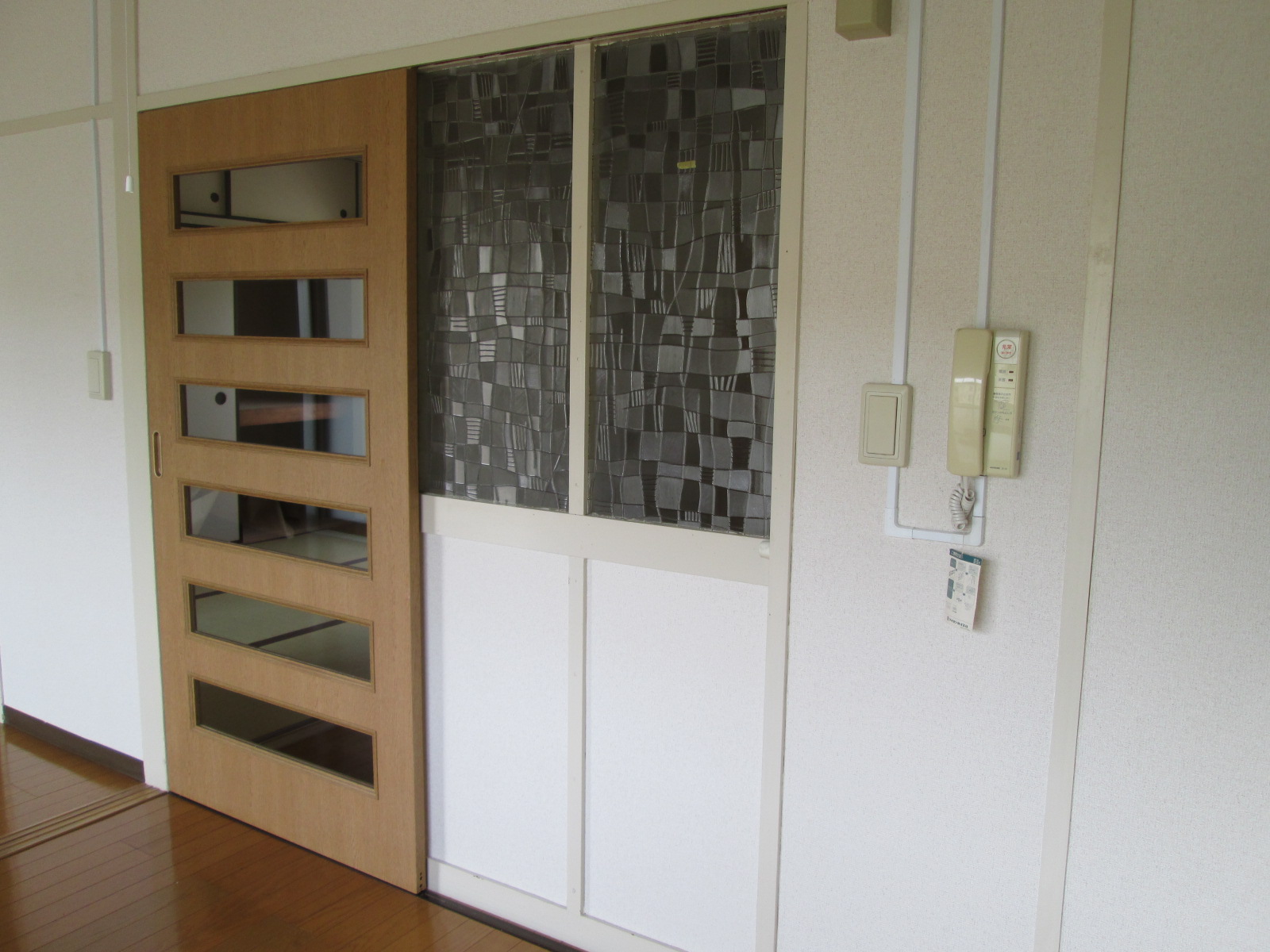 Other room space. Glass with a retro feel that separates the front door and the kitchen