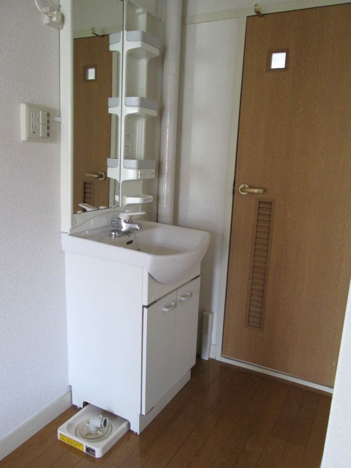 Washroom. Separate vanity. mirror, Small is with shelf.