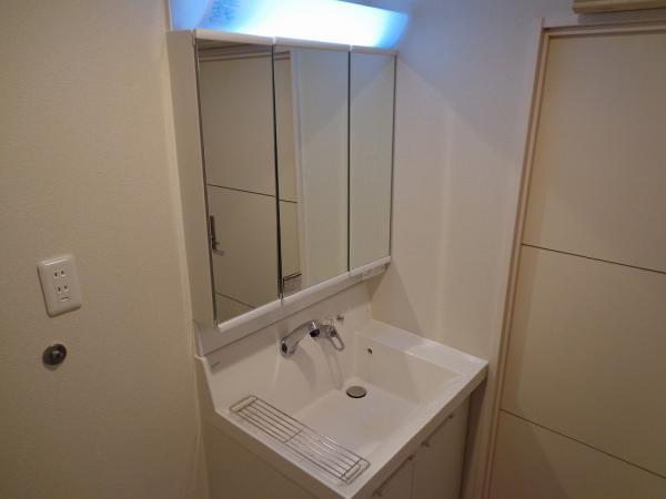 Wash basin, toilet