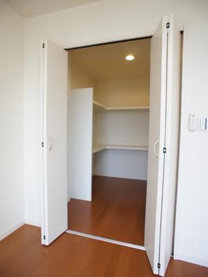 Receipt. Walk-in closet with