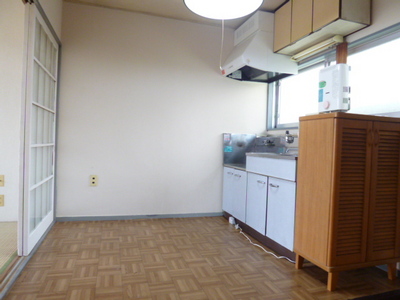 Living and room. 5 Pledge kitchen space