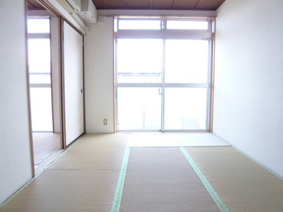 Living and room. Holiday is rumbling in the tatami. It is the best part of the Japanese-style room.