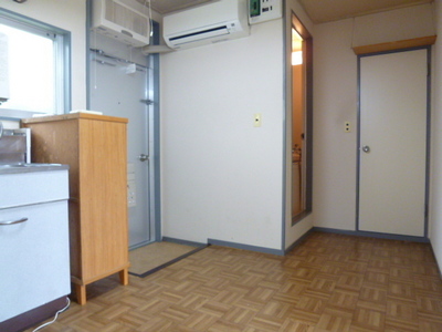 Entrance. Refreshing at any time is the entrance because there is a shoebox.