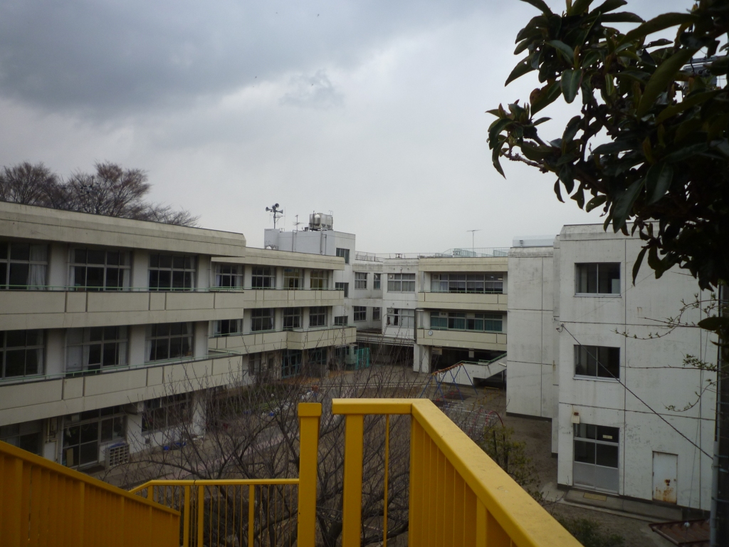 Primary school. Minamitsukushino elementary school About 510m until the (elementary school) 510m