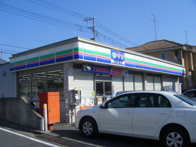 Convenience store. 1000m until the Three F (convenience store)