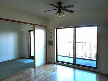 Living. About 12 Pledge of living and about 6 quires of Japanese-style room