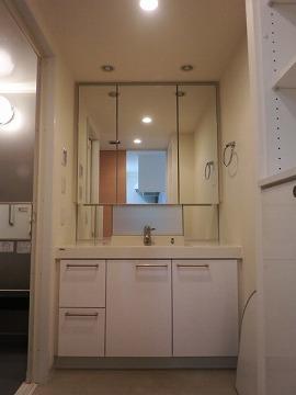 Wash basin, toilet. Wash basin with a three-sided mirror